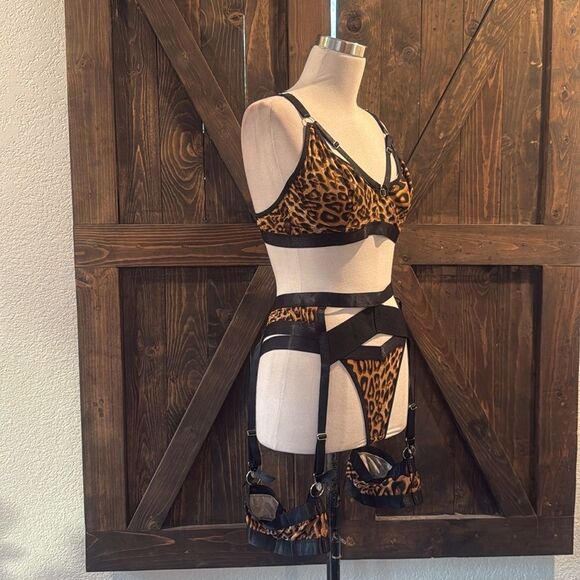 Lingerie with Garter Set High Waist Bra And Panty High Leopard Print Strappy Set - Picture 7 of 14